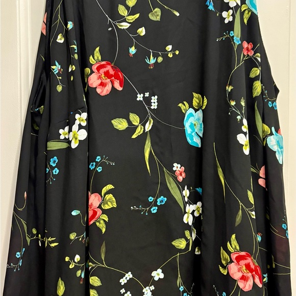 Floral Black Sleeveless Top - Picture 2 of 6